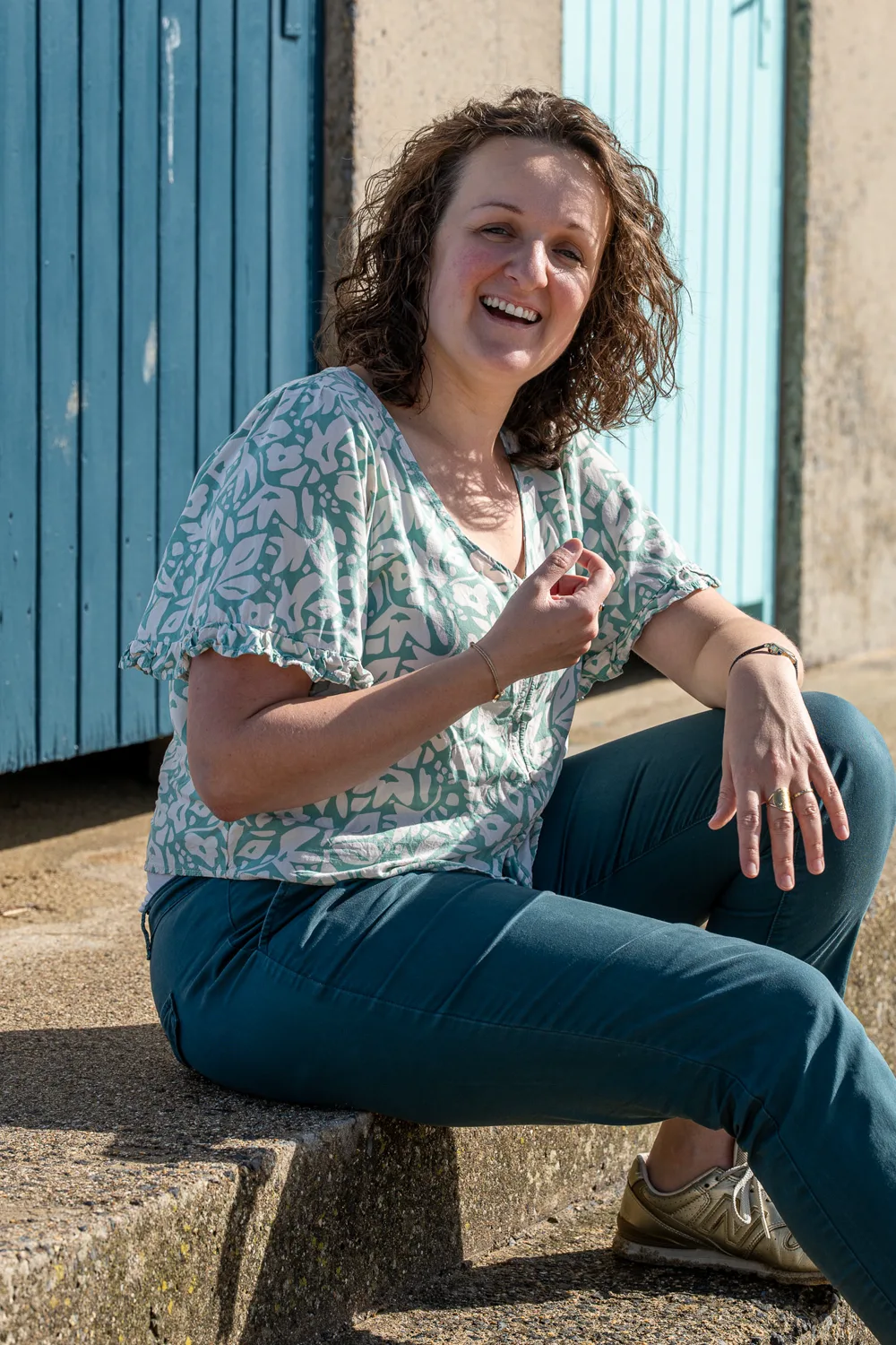Amandine riant en extérieur